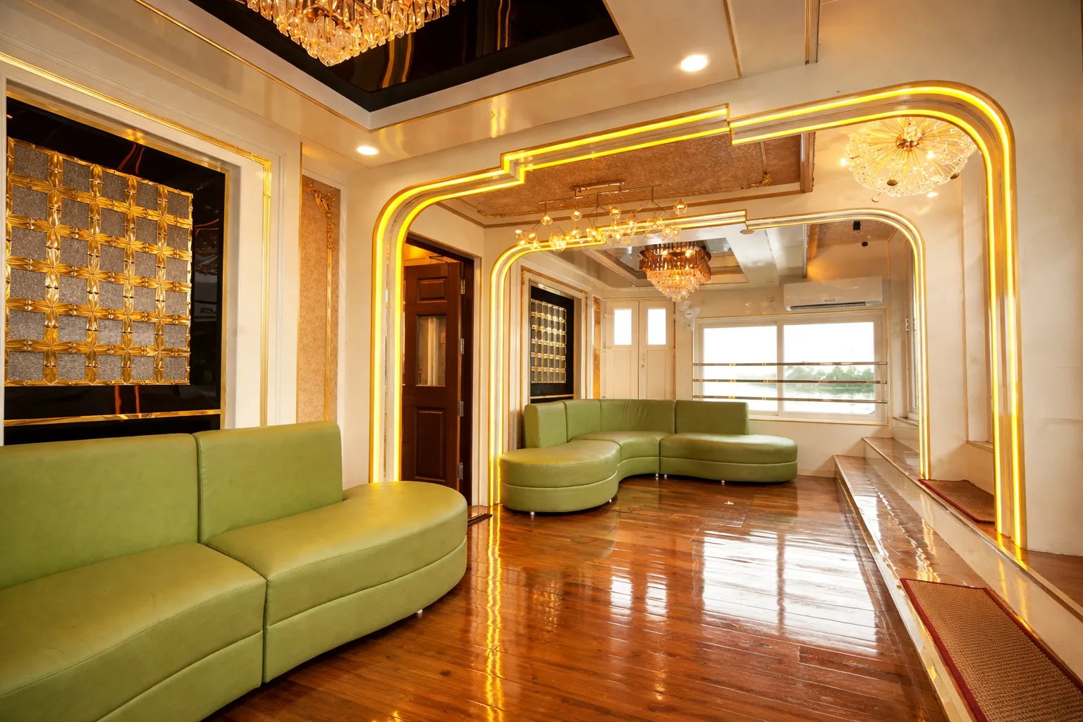 Layanila houseboat lounge