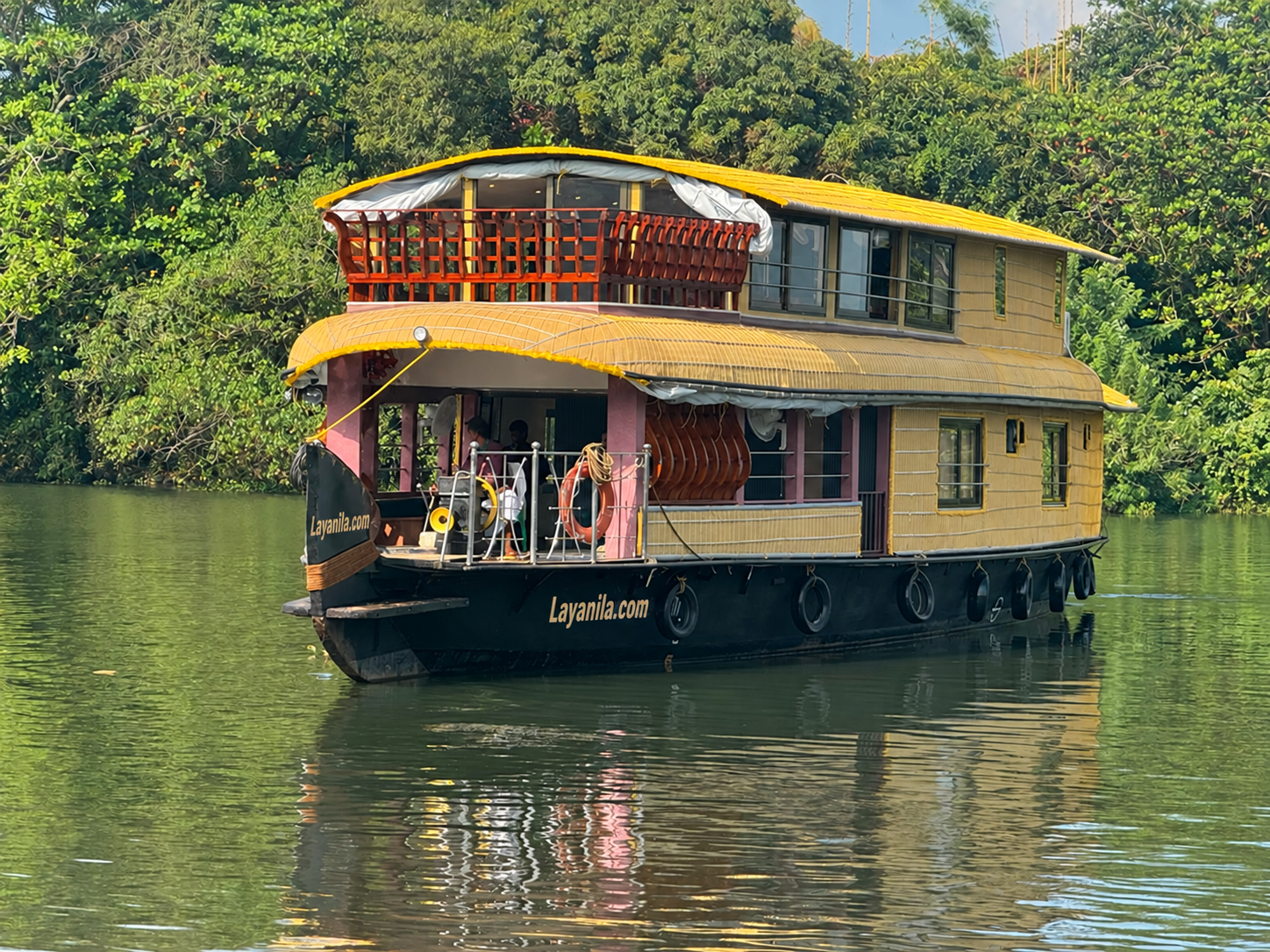 Layanila Houseboat 2 exterior