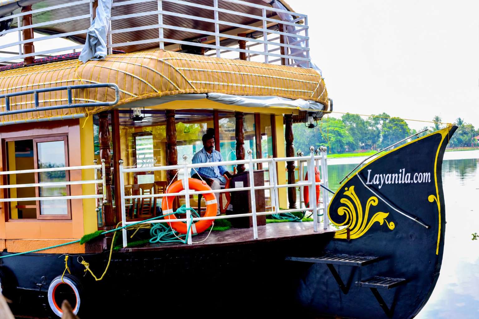 Layanila Houseboat 3 exterior