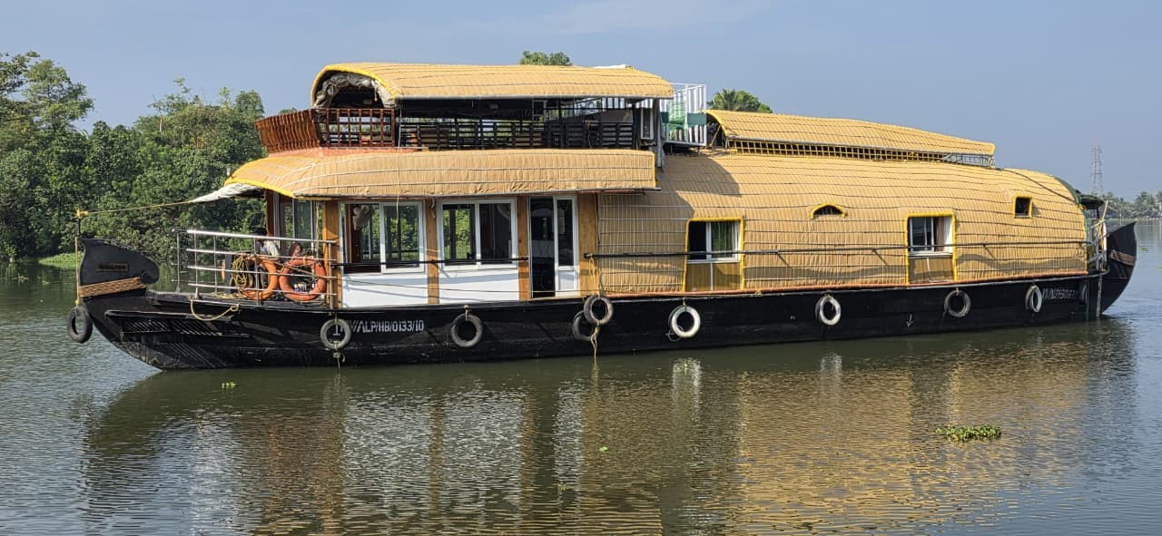 Layanila 2-bedroom houseboat exterior